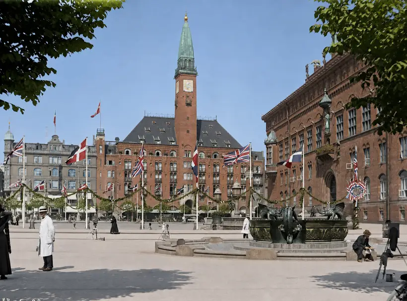 Billedet viser udsmykning på Rådhuspladsen ved Københavns Rådhus i anledning af de engelske besættelsestroppers besøg i 1920.