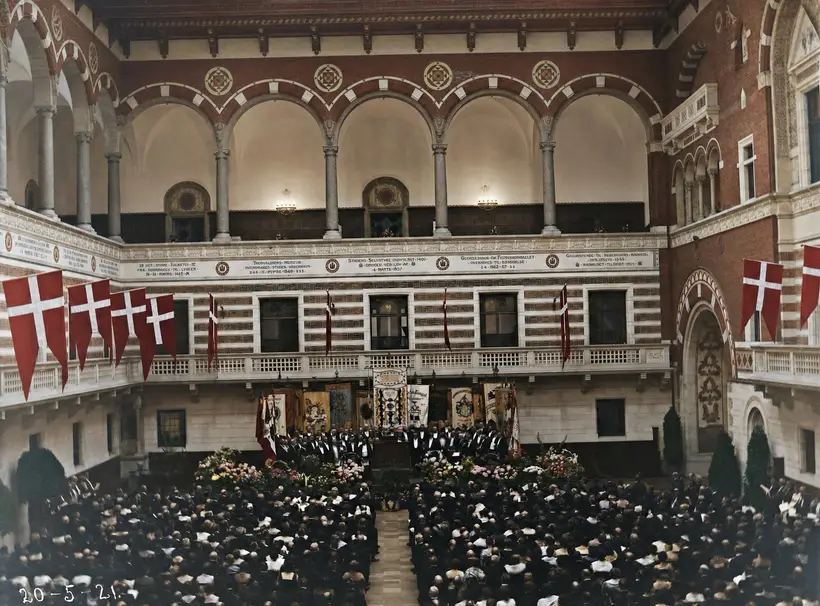 Billedet viser Rådhushallen på Københavns Rådhus udsmykket til Arbejdsgiverforeningens fest i 1921.