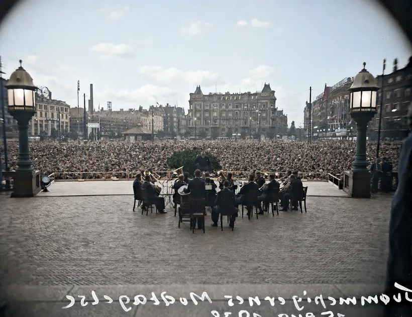 Billedet viser deltagere i verdensmesterskabet i svømning blive modtaget på Københavns Rådhus i 1938.