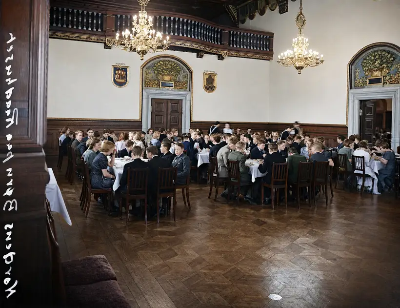 Billedet viser nordiske skolebørn i Festsalen på Københavns Rådhus i 1939.