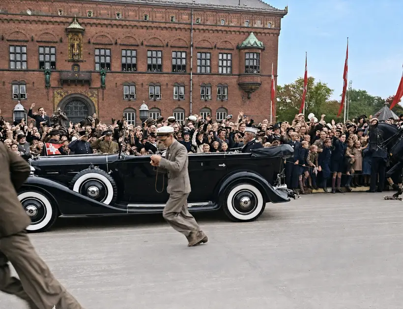 Billedet viser kongeparret passere Københavns Rådhus på Kong Christian X’s 71-års fødselsdag i 1941.