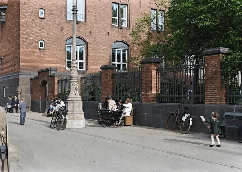 Billedet viser indgangen fra Rådhuspladsen til Rådhushaven ved Københavns Rådhus i 1946.