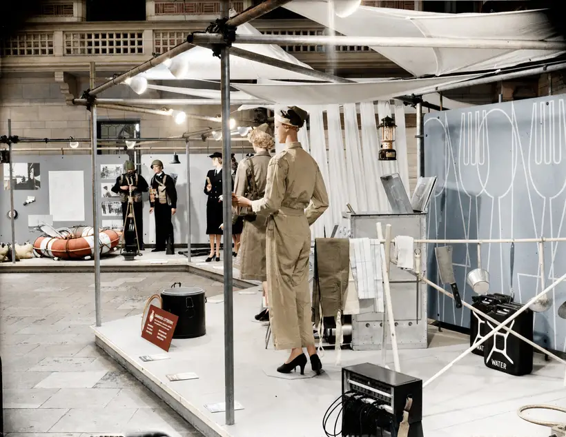 Billedet viser Hjemmeværnets udstilling i Rådhushallen på Københavns Rådhus i 1953.