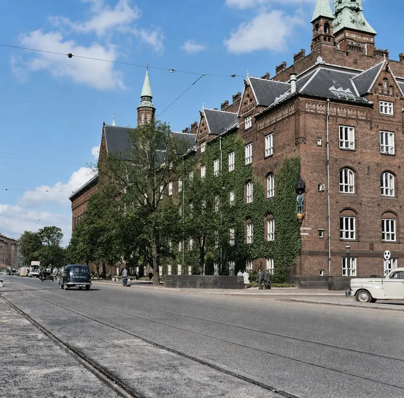 Billedet viser Rådhushaven ved Københavns Rådhus ud mod H.C. Andersens Boulevard i 1954.