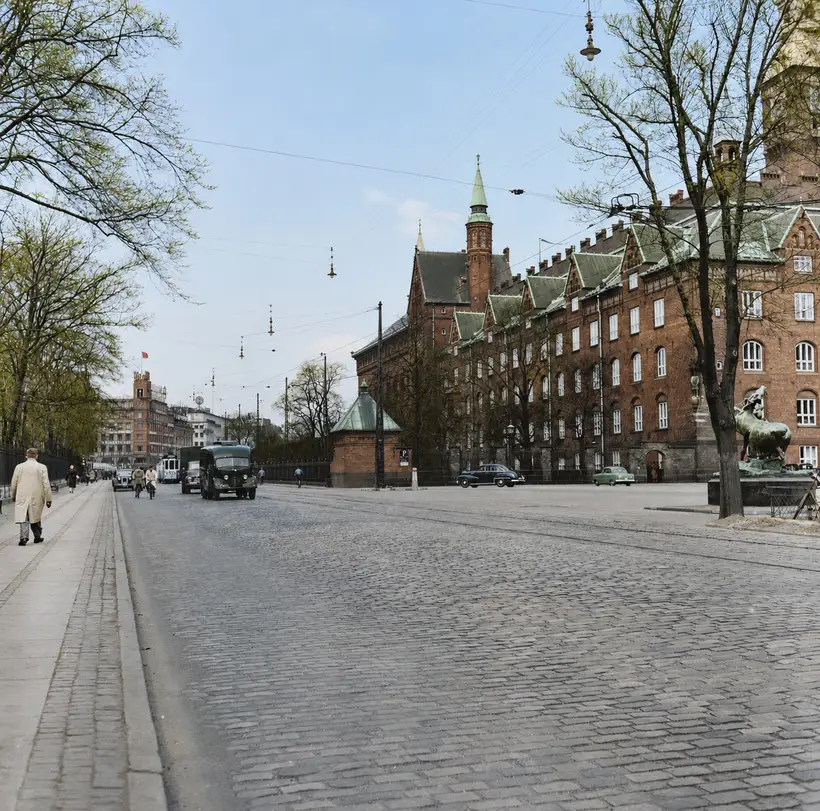 Billedet viser Rådhushaven ved Københavns Rådhus set fra syd i 1954.