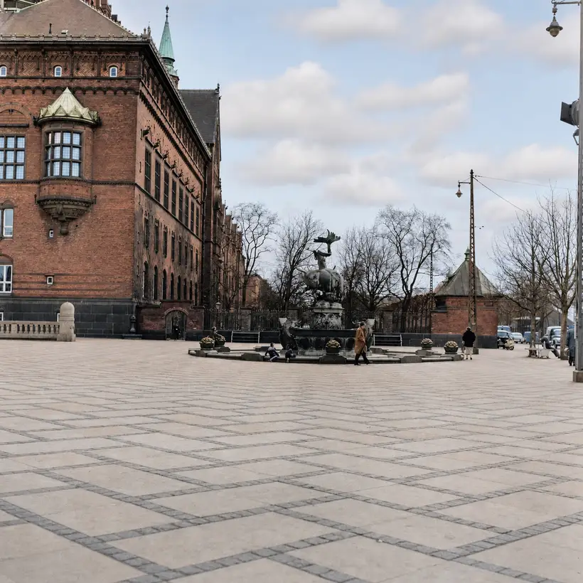 Billedet viser Dragespringvandet foran Rådhushaven ved Københavns Rådhus set fra Rådhuspladsen i 1954.