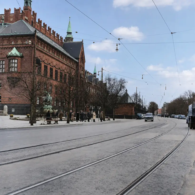 Billedet viser Rådhushaven ved Københavns Rådhus set fra H. C. Andersens Boulevard i 1954.