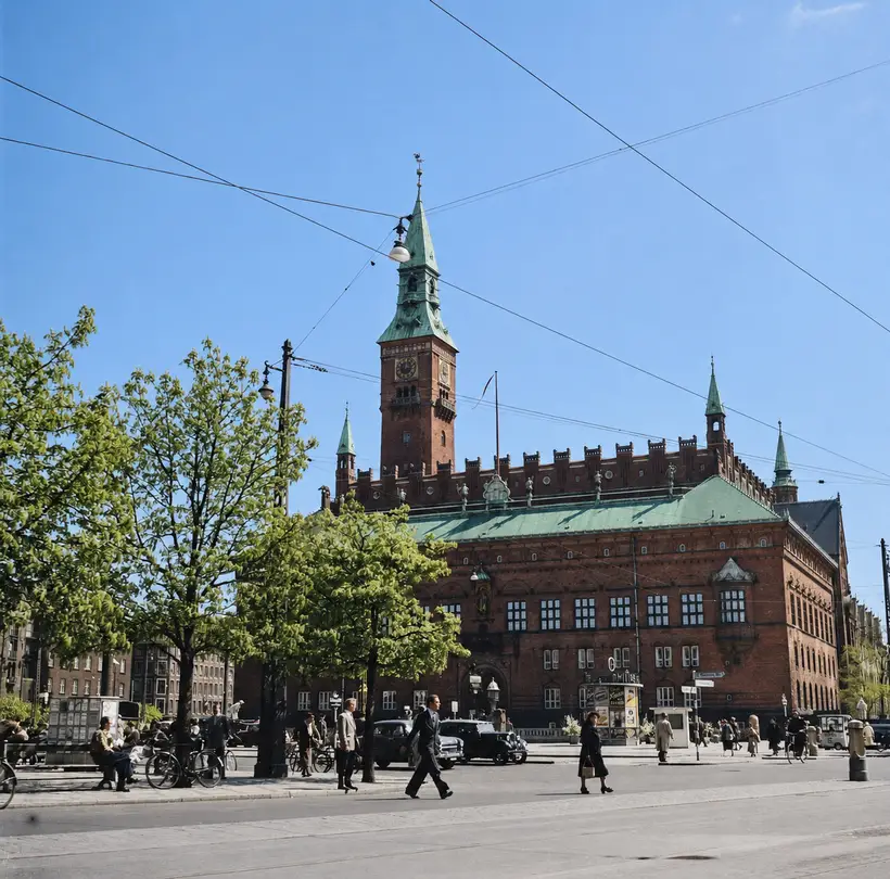 Billedet viser Københavns Rådhus set fra H. C. Andersens Boulevard i 1954.