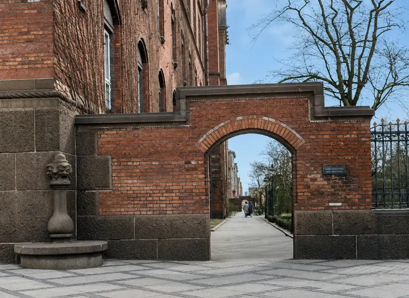 Billedet viser Rådhushaven ved Københavns Rådhus og H. C. Andersens Boulevard i 1954.