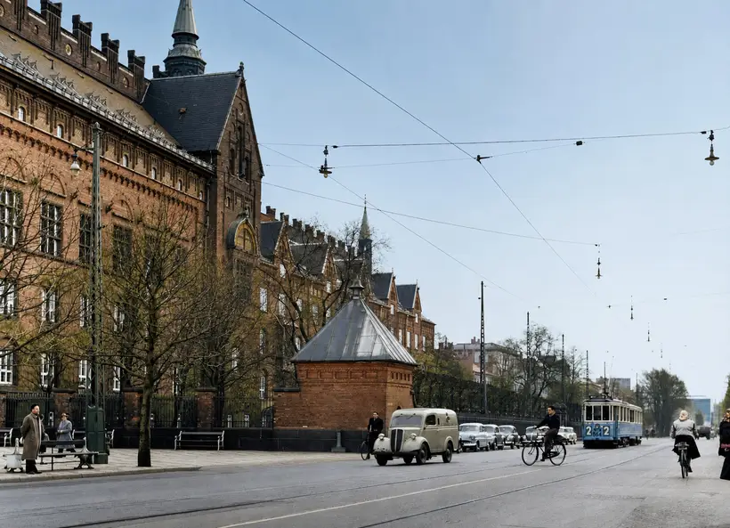 Billedet viser Rådhushaven ved Københavns Rådhus og Vestre Boulevard, nu H. C. Andersens Boulevard, i 1954.