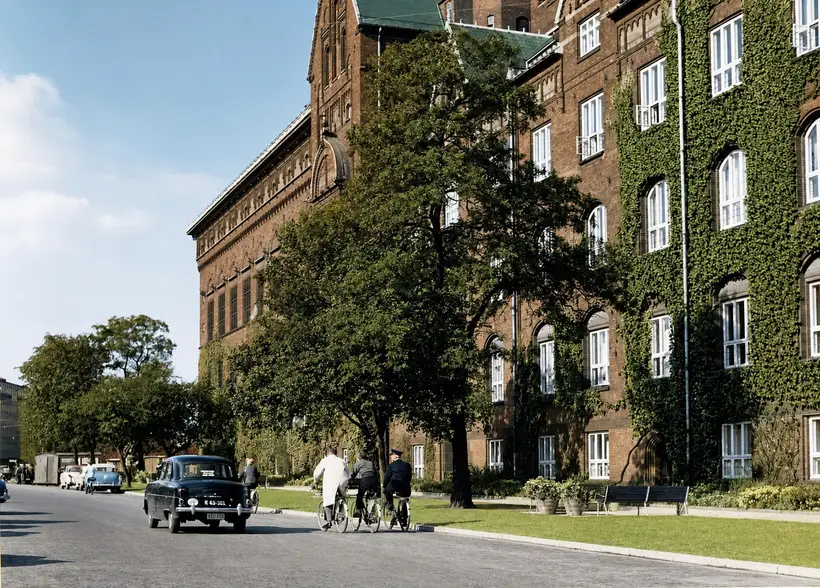 Billedet viser Rådhushaven ved Københavns Rådhus og H. C. Andersens Boulevard i 1954.