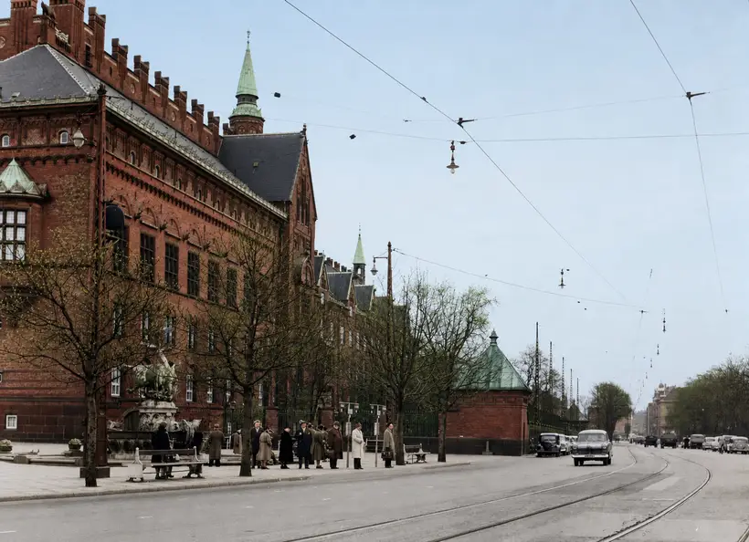 Billedet viser Rådhushaven ved Københavns Rådhus og Rådhuspladsen i 1954.
