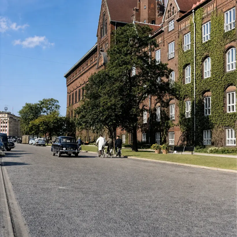 Billedet viser i 1954 indgangen til Rådhushaven ved Københavns Rådhus.