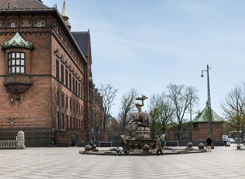 Billedet viser i 1956 en statue, Rådhushaven og Rådhuspladsen ved Københavns Rådhus.
