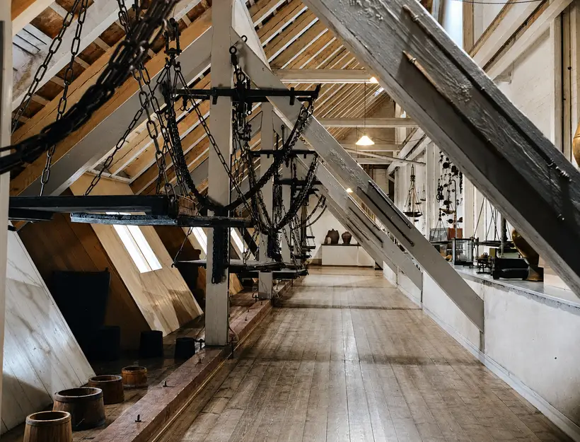 Billedet viser i 1956 Københavns Bymuseum på loftet af Københavns Rådhus.