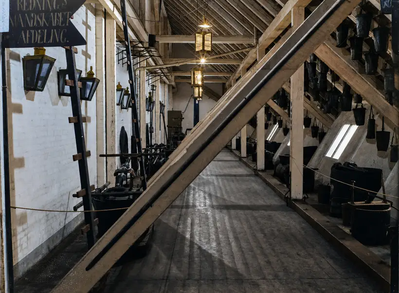 Billedet viser i 1956 Københavns Bymuseum på loftet af Københavns Rådhus.