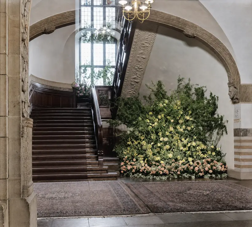 Billedet viser i 1957 blomsterudsmykning på Københavns Rådhus.