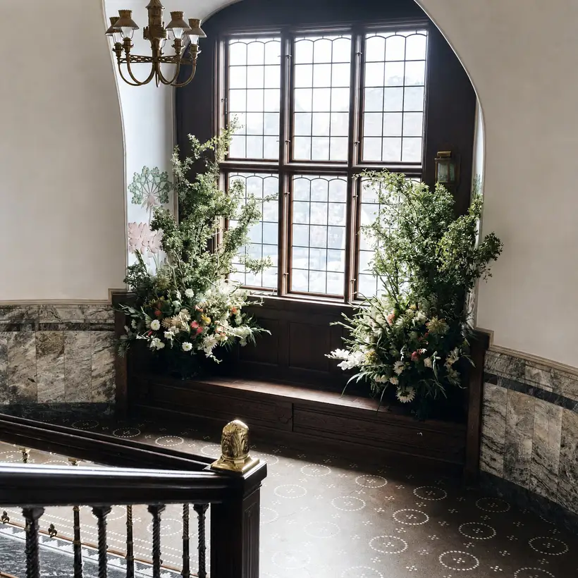 Billedet viser i 1957 blomsterudsmykning på Københavns Rådhus.