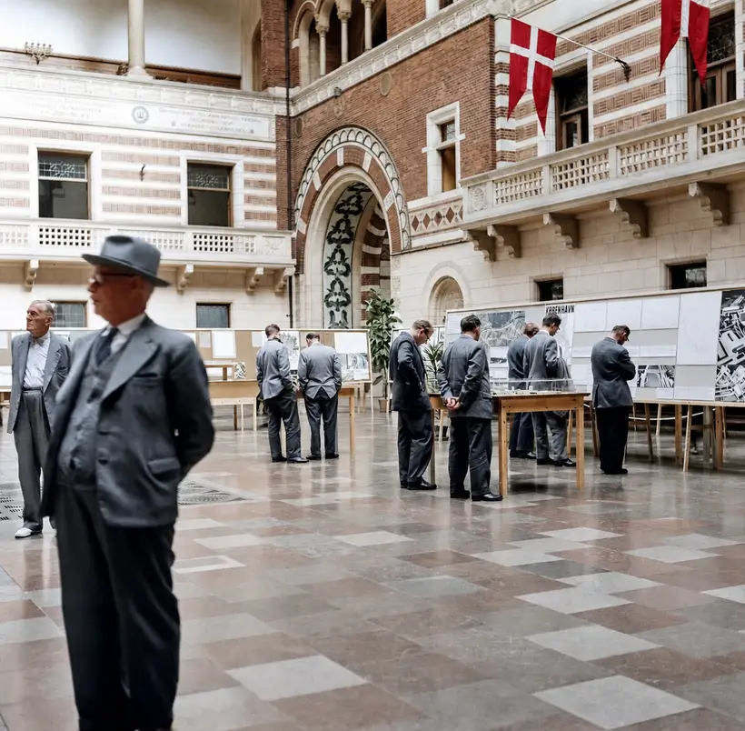 Billedet viser en udstilling i Rådhushallen på Københavns Rådhus i 1959.