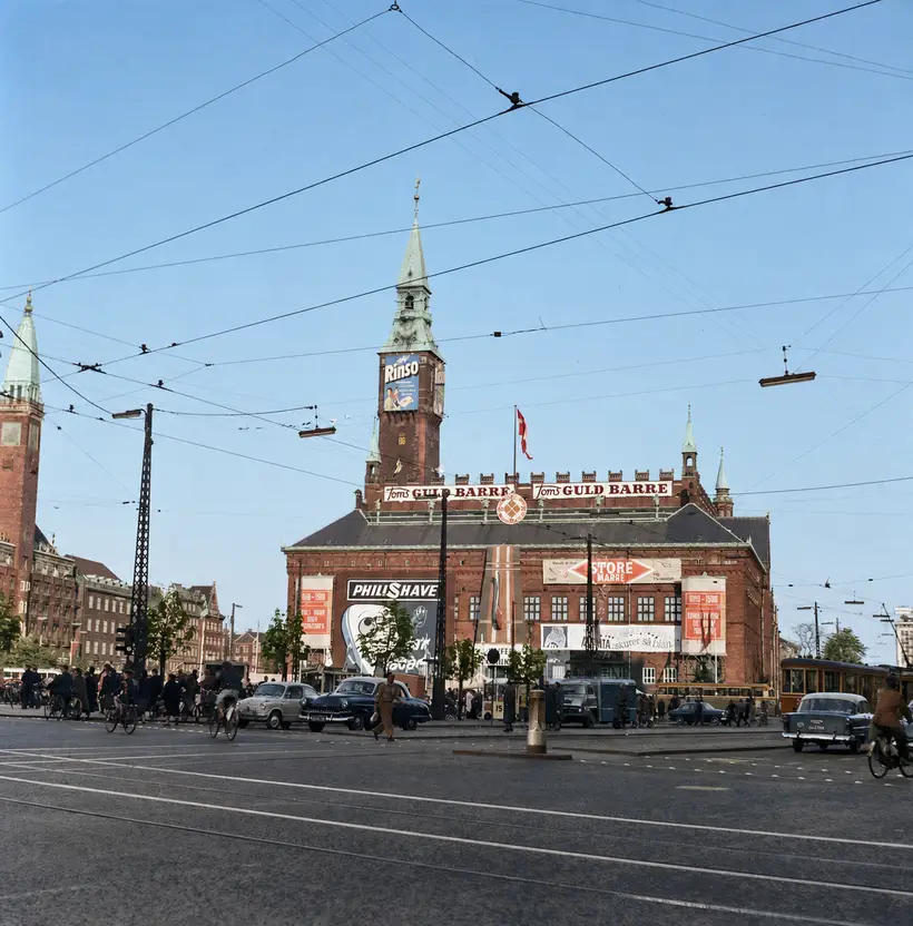 Billedet viser et orkester til fordel for flygtningehjælp ved Københavns Rådhus i 1960.
