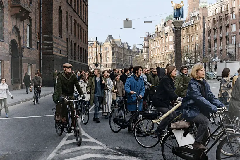 Billedet viser "Biler ud af byen"-demonstrationen ved Københavns Rådhus i 1971.