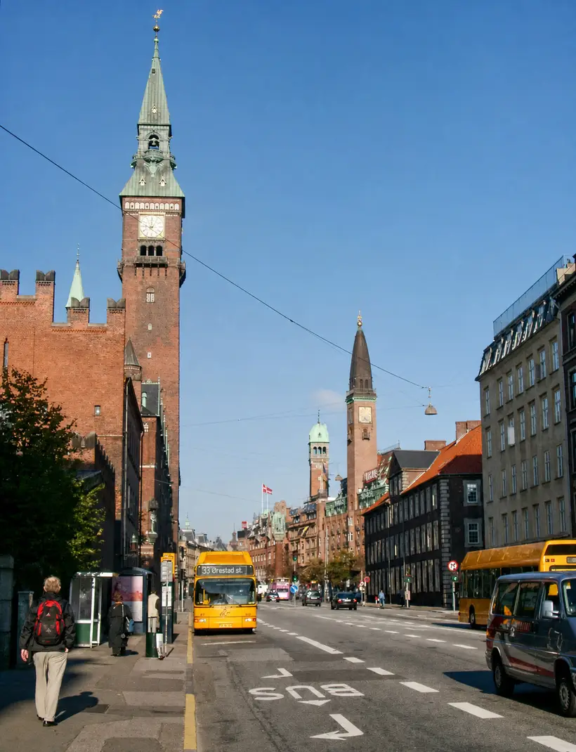 Billedet viser et vejforløb mod tårnet på Københavns Rådhus i 2003.