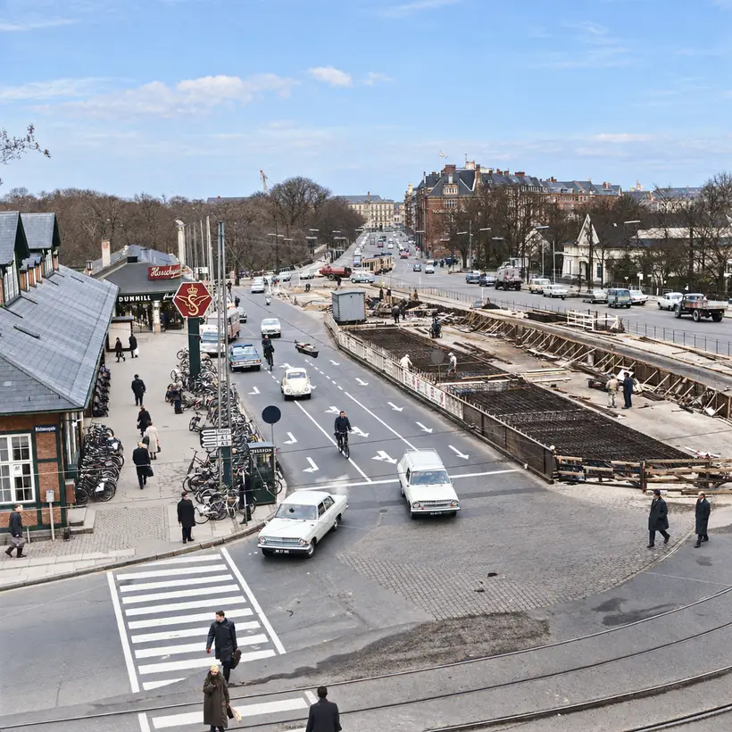 Elevated view across Oslo Plads, with Østerport Station at left, roadworks, traffic, cyclists, pedestrians and surrounding buildings.