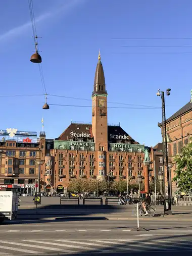 Oversigtsbillede af rådhuspladsen hoved facade set fra pladsen, i tegl, granit, kobber og fliser.