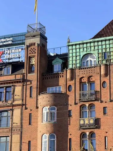 Billede af palace hotel tårn fag på gadefacaden, i tegl, natursten, kobber og fliser.