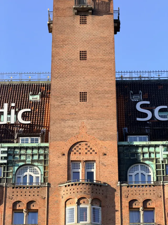 Tagfladen med Scandic-skiltet i hvide bogstaver over den grønne kobberetage.