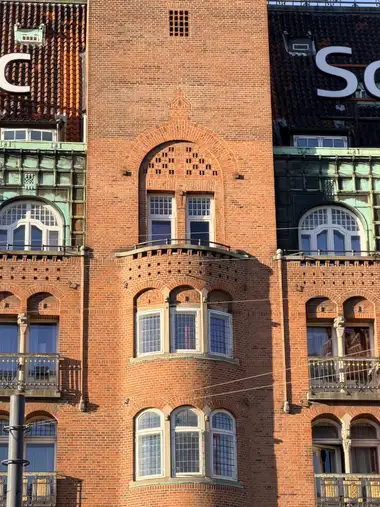 Billede af midterste tegl facade fag på gadefacaden, i tegl, mørtel, natursten og kobber.
