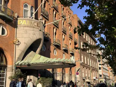 Oversigtsbillede af hoved indgang facade på gadefacaden, i tegl, granit, jern og kobber.