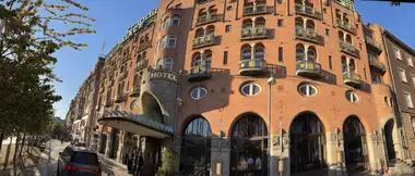 Oversigtsbillede af palace hotel gade facade på gadefacaden, i tegl, granit, kobber og jern.