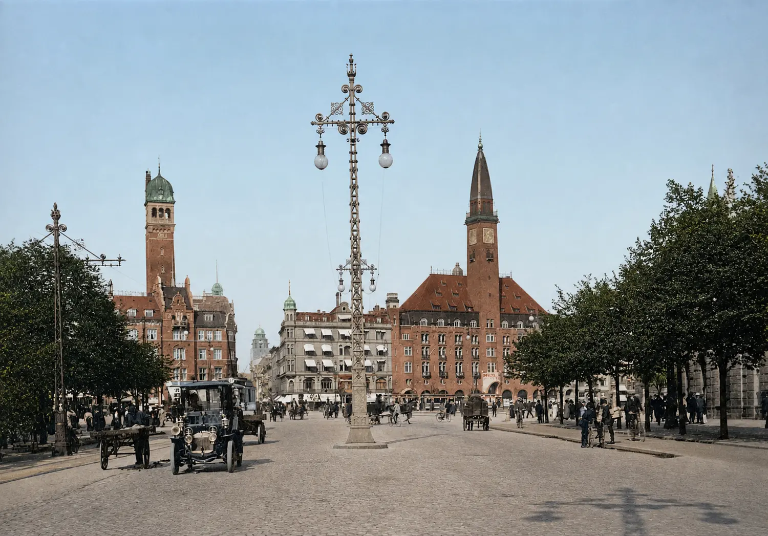 Paladshotellet set over Rådhuspladsen i 1909, færdigmuret og med tårnet oppe, med sporvogne og fodgængere på pladsen foran.
