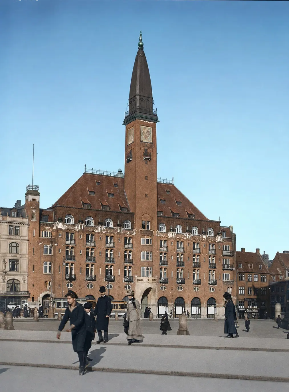 Facaden mod Rådhuspladsen fotograferet i 1910, hotellets åbningsår.