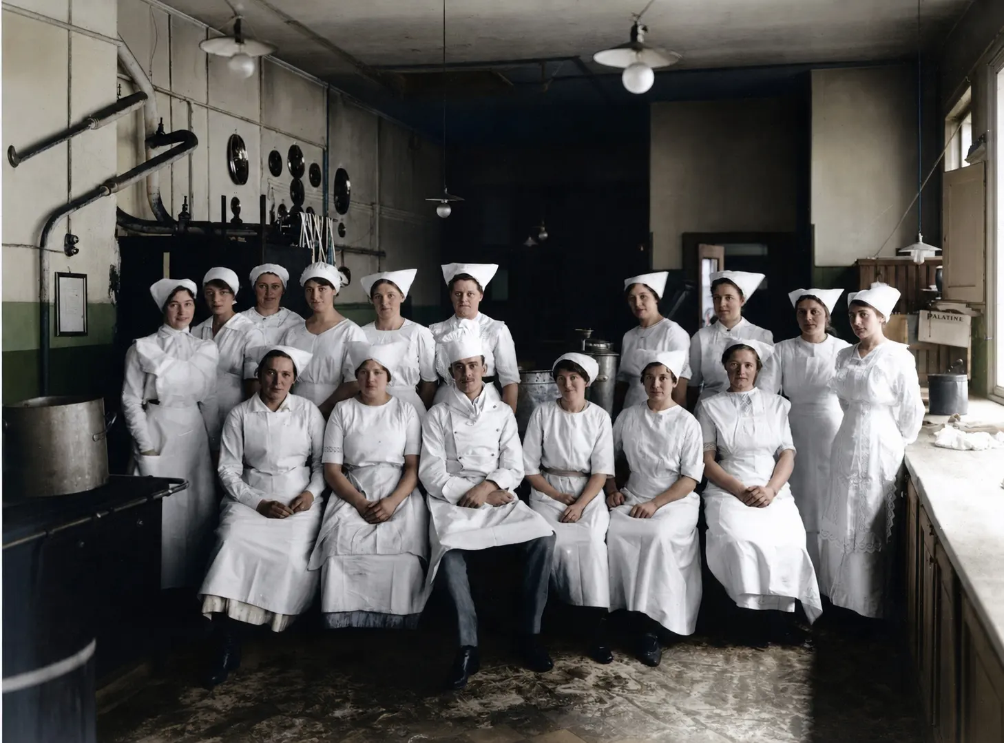 Paladshotellets køkkenpersonale fotograferet i 1916.