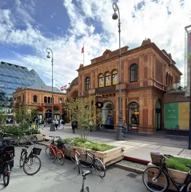 Oversigtsbillede af vesterbrogade facade set fra den anden side af gaden, i tegl, natursten, træ og metal.