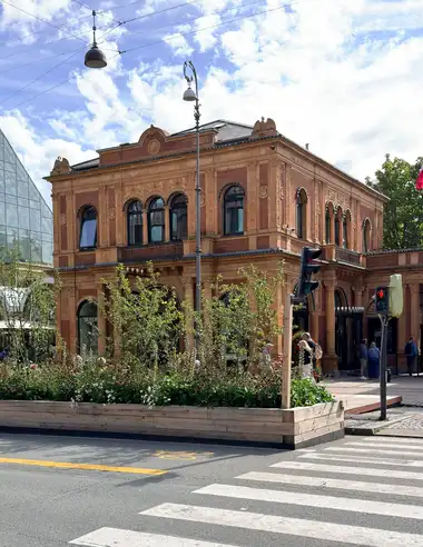 Oversigtsbillede af vestlige pavillon gade facade ved sidebygningen, i tegl, træ, glas og skifer.