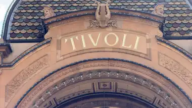 Billede af tivoli bue skrift langs facaden, i glas og metal.
