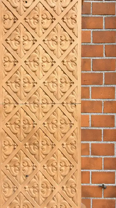 Nærbillede af indlagt terrakotta pilaster felt ved sidebygningen, i tegl og mørtel.