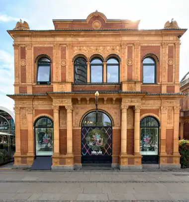 Oversigtsbillede af østlige flankerende pavillon ved sidebygningen, i tegl, granit, træ og glas.