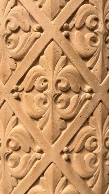 Detaljefoto af profileret terrakotta pilaster felt ved sidebygningen.