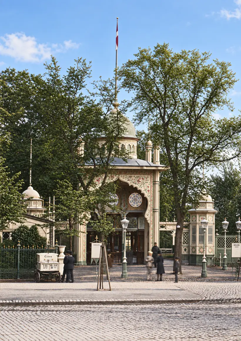 Porten i maurisk stil: en takket bue med malet ornament, to runde rosetvinduer, en lille kuppel med flag, slanke tårne og ottekantede kiosker; en mineralvandsvogn fra Ceres på fortovet.